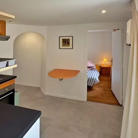 Charming 1 Bedroom Apartment- Center Of *